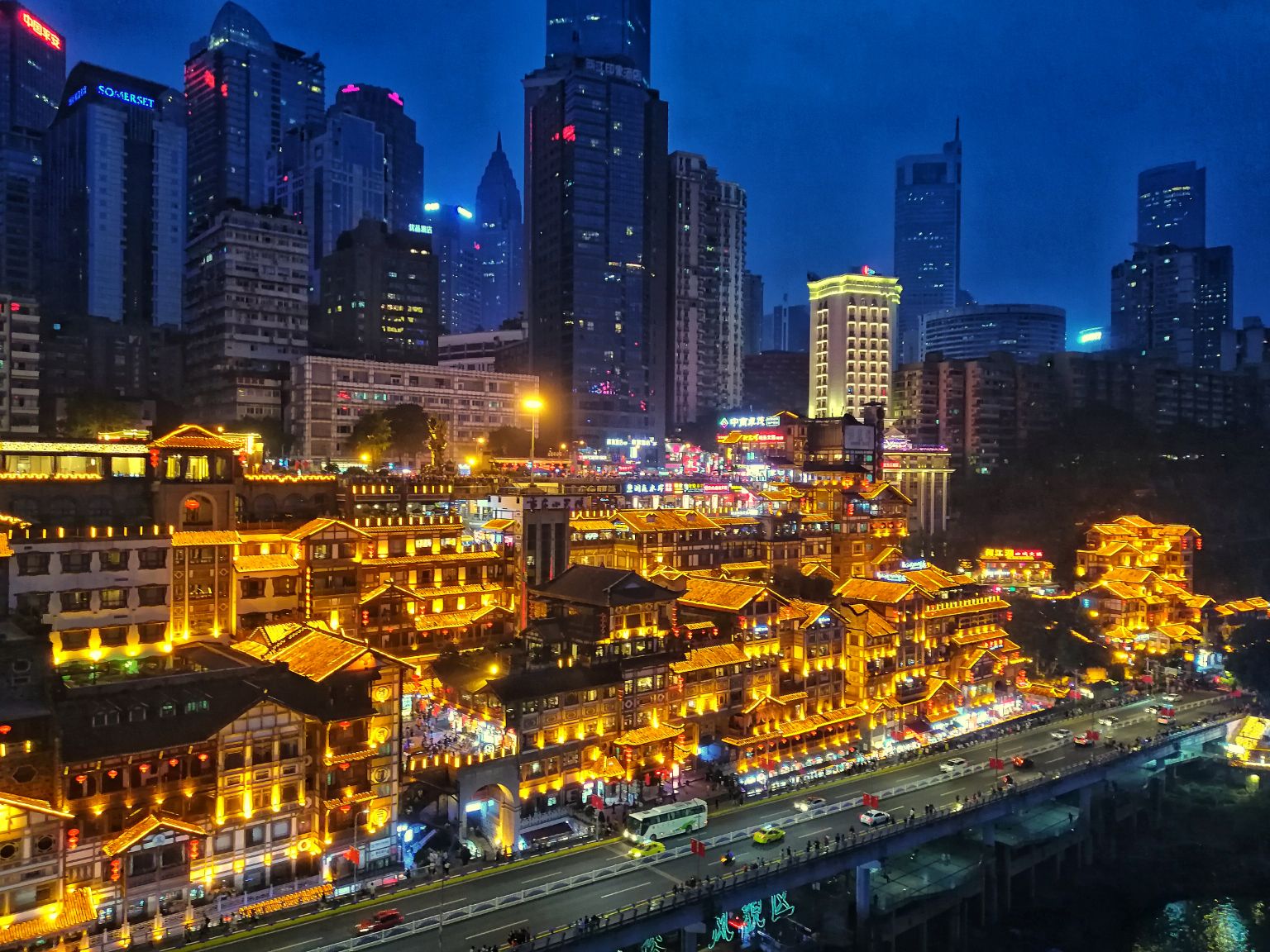 重庆,城市繁荣与挑战并存